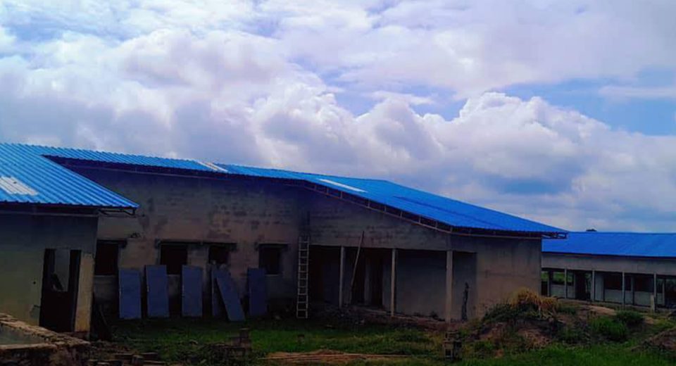 La ville de Zuénoula accueille bientôt un nouveau Collège Moderne, dont les travaux sont achevés à 85 %. Construit sur près de 6 hectares, à 2 km du centre-ville