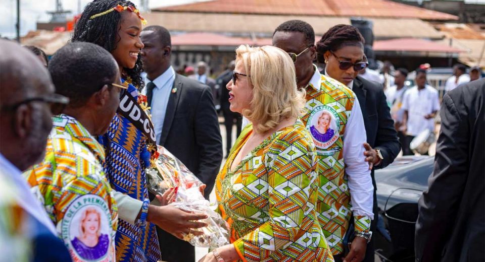 Légende Photo : Sara Gnogan , Miss Sud-Comoé 2026 remettant un bouquet à la Première Dame Dominique Ouattara